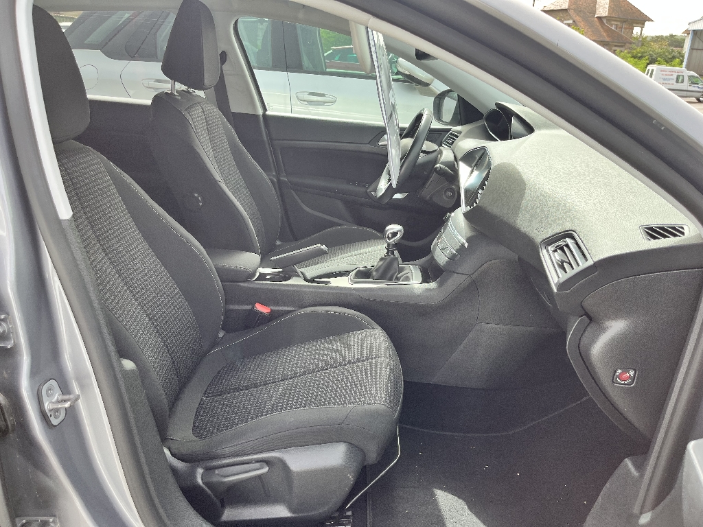 PEUGEOT 308 SW - vue 1