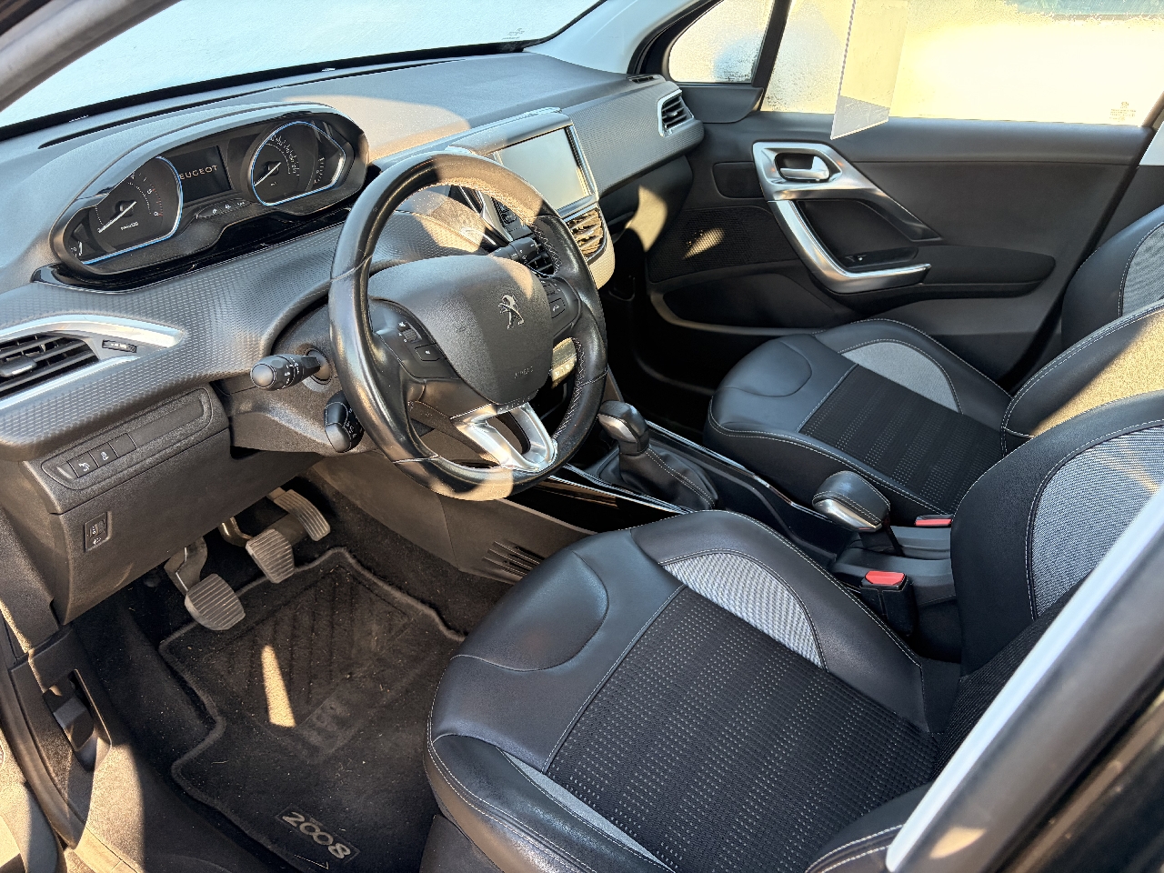 PEUGEOT 2008 - vue 1