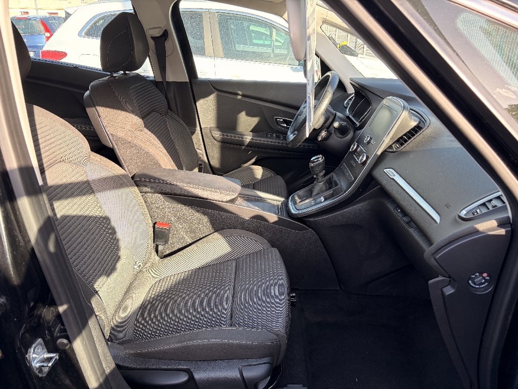 RENAULT GRAND SCENIC IV - vue 1