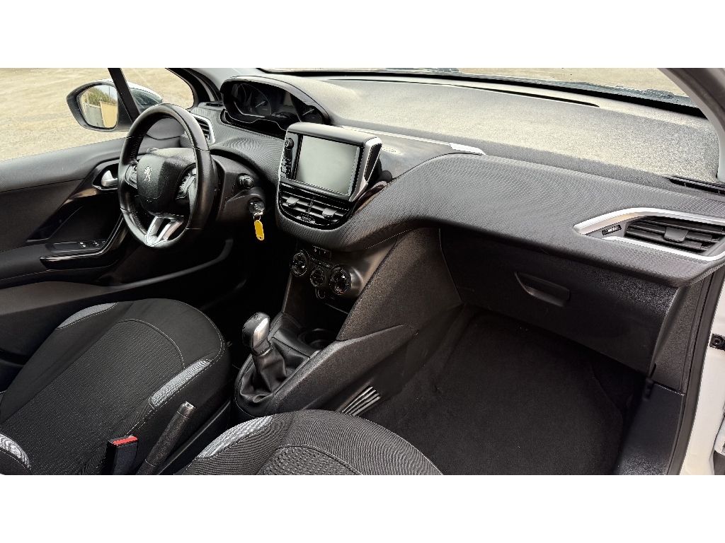 PEUGEOT 208 - vue 1