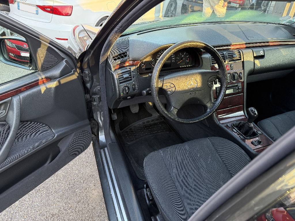 MERCEDES CLASSE E - vue 1