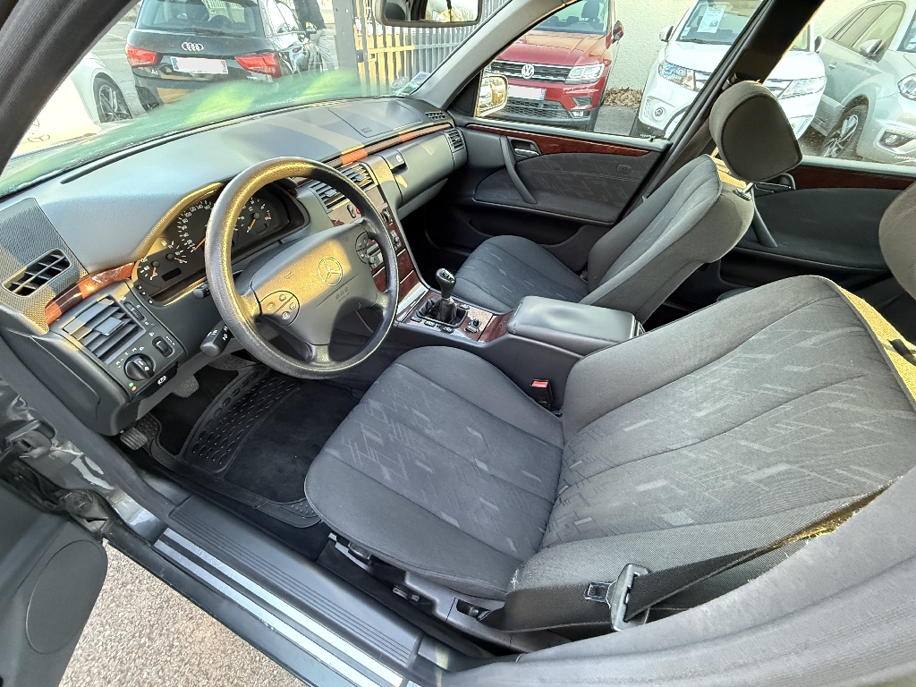 MERCEDES CLASSE E - vue 1