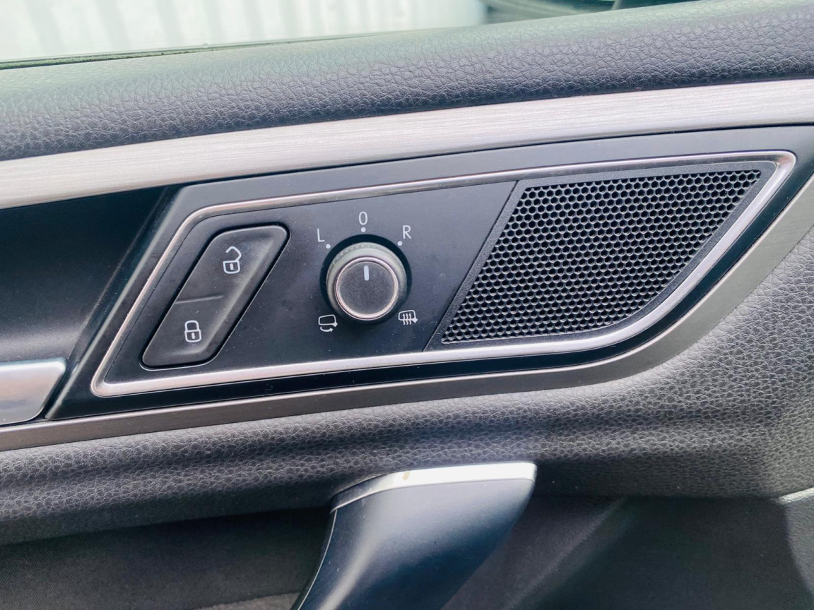 VOLKSWAGEN GOLF - vue 1