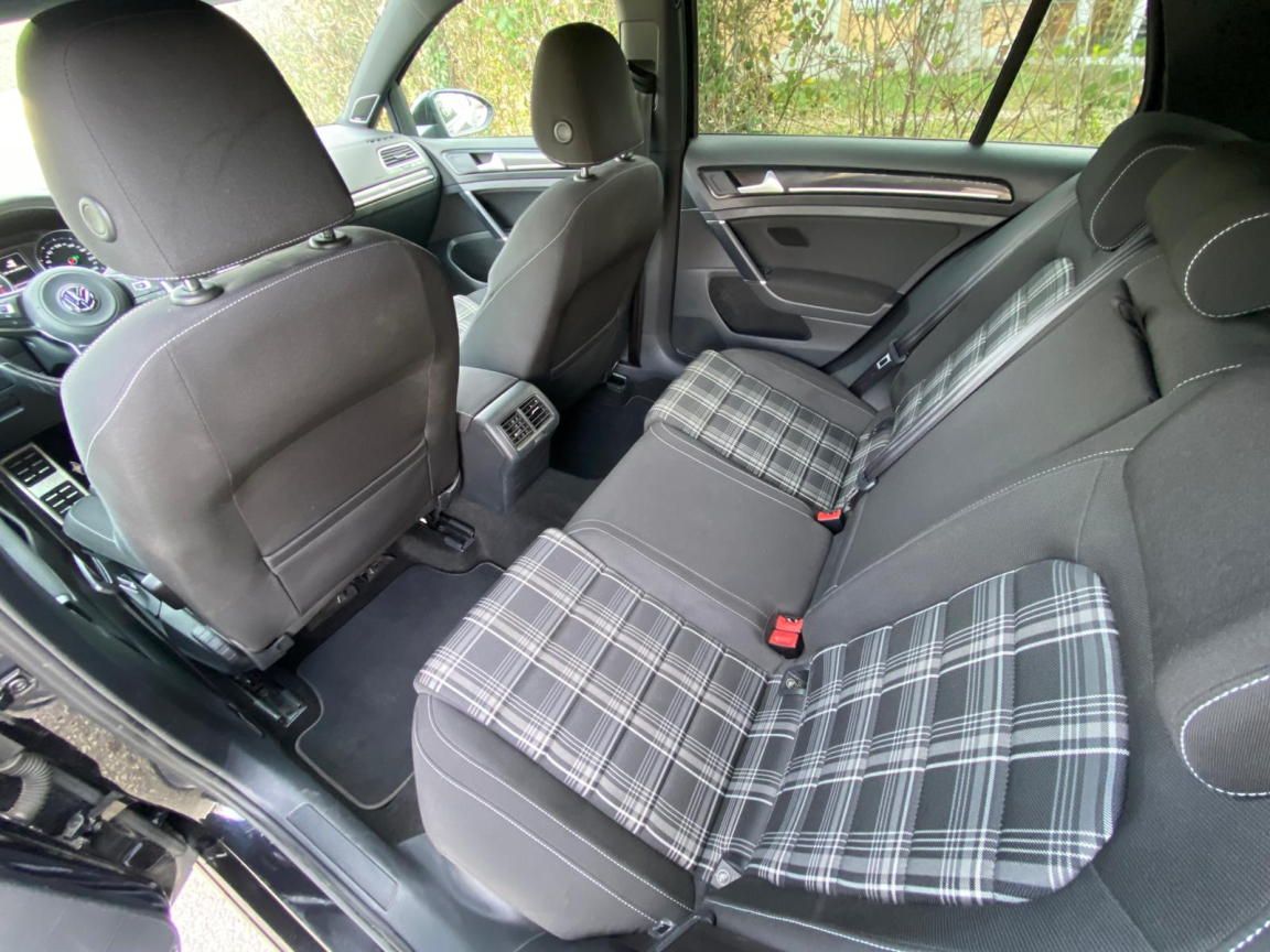 VOLKSWAGEN GOLF - vue 1