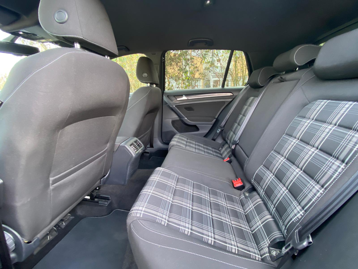 VOLKSWAGEN GOLF - vue 1