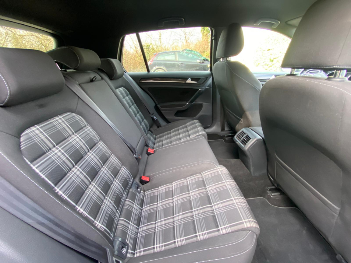 VOLKSWAGEN GOLF - vue 1