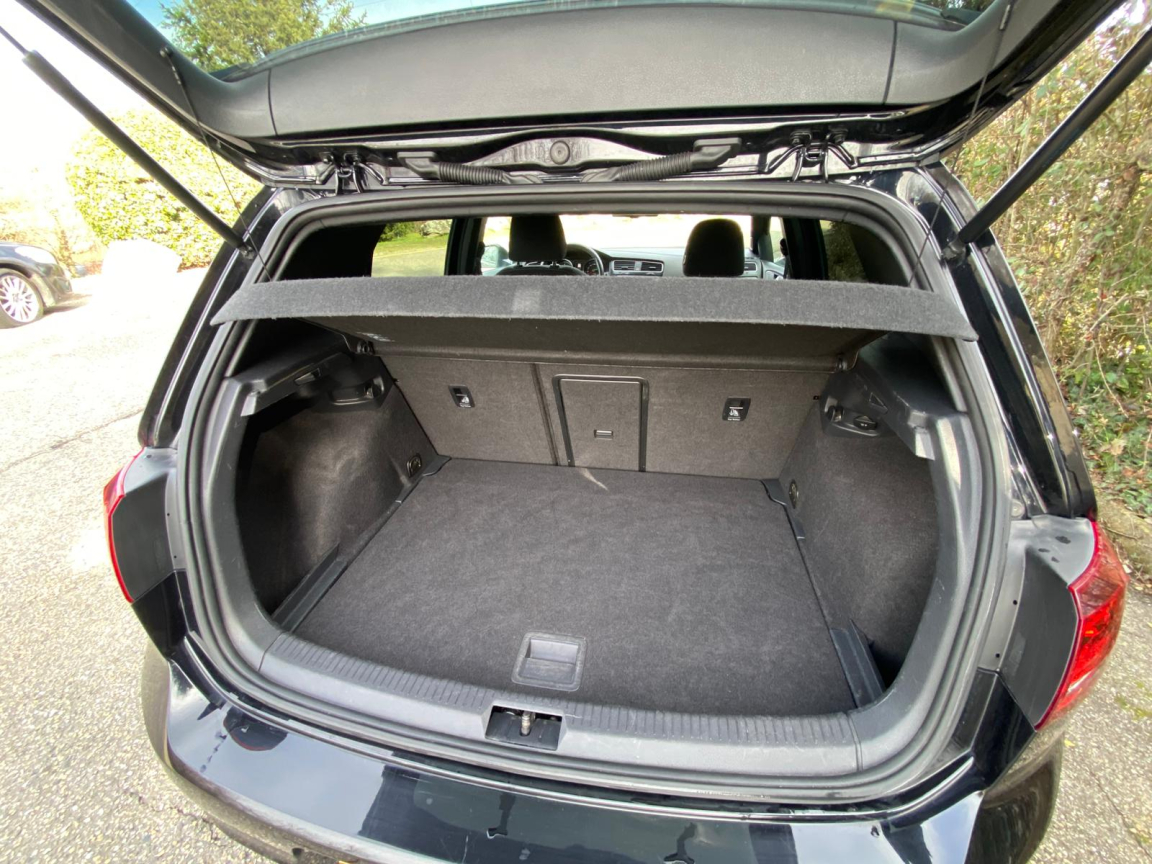 VOLKSWAGEN GOLF - vue 1